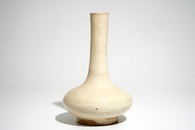 Un vase de forme bouteille en cr&egrave;me monochrome &agrave; d&eacute;cor anhua, Song/Ming