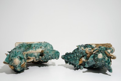Twee turquoise geglazuurde daktegels in de vorm van tempelleeuwen, 17/18e eeuw