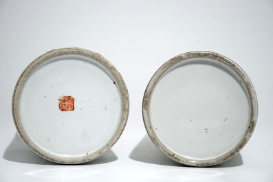 Une paire de porte-chapeaux en porcelaine de Chine qianjiang cai, 19/20&egrave;me
