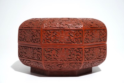 Een Chinese octagonale lakwerk dekseldoos met draken, Qianlong merk, 19/20e eeuw