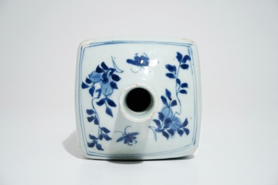 Une bouteille de forme carr&eacute; en porcelaine de Chine bleu et blanc, &eacute;poque Transition