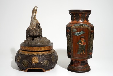 Een Japanse polychrome aardewerken vaas en een figuur van Kannon, Meiji, 19e eeuw
