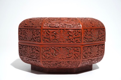 A Chinese octagonal cinnabar lacquer box and cover with dragons, Qianlong mark, 19/20th C.