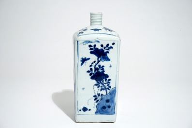 Une bouteille de forme carr&eacute; en porcelaine de Chine bleu et blanc, &eacute;poque Transition