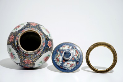 Un vase couvert en porcelaine de Chine famille rose sur fond bleu, mont&eacute; en bronze, Yongzheng