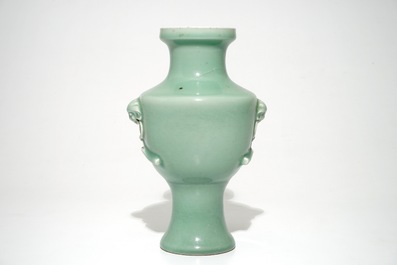 Un vase monochrome en porcelaine de Chine c&eacute;ladon, 19/20&egrave;me