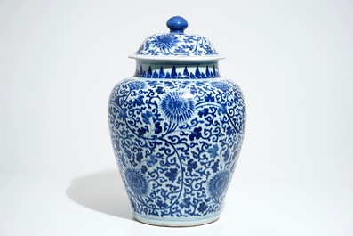 Un grand vase couvert en porcelaine de Chine bleu et blanc aux rinceaux de lotus, Kangxi