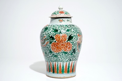 Un vase couvert de forme balustre en porcelaine de Chine wucai, &eacute;poque Transition