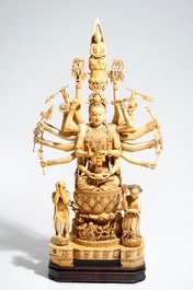 Een grote Chinese ivoren figuur van de 1000-armige Guanyin, 19e eeuw