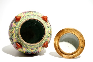 Un vase couvert en porcelaine de Chine famille rose Peranakan ou Nyonya, 19&egrave;me