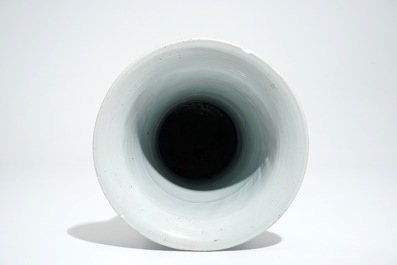 Un vase en porcelaine de Chine wucai de forme gu, Shunzhi, &eacute;poque Transition