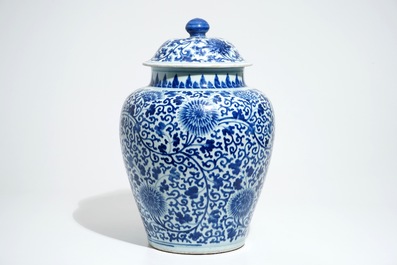Un grand vase couvert en porcelaine de Chine bleu et blanc aux rinceaux de lotus, Kangxi