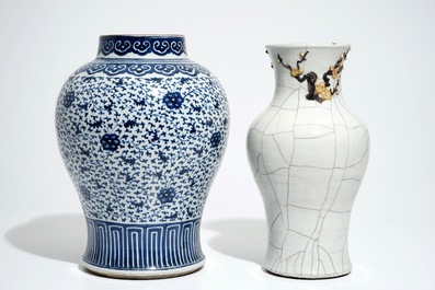 Un vase en porcelaine de Chine bleu et blanc et un vase craquel&eacute;, 19&egrave;me