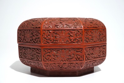 A Chinese octagonal cinnabar lacquer box and cover with dragons, Qianlong mark, 19/20th C.