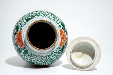 Un vase couvert de forme balustre en porcelaine de Chine wucai, &eacute;poque Transition