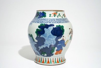 Un vase de forme olive en porcelaine de Chine wucai, 19&egrave;me