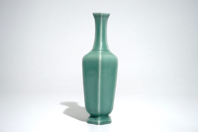 Een Chinese celadon vaas met kalligrafie en floraal decor, Qianlong merk, 19/20e eeuw