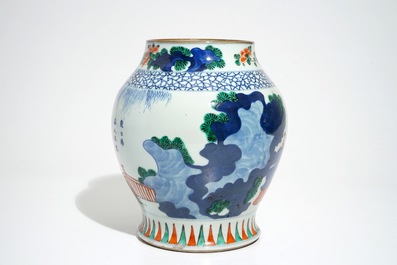 Un vase de forme olive en porcelaine de Chine wucai, 19&egrave;me