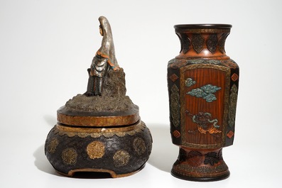 Een Japanse polychrome aardewerken vaas en een figuur van Kannon, Meiji, 19e eeuw