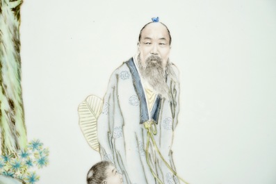 Une plaque en porcelaine de Chine qianjiang cai en cadre en bois incrust&eacute;, probablement de l&rsquo;atelier de Wang Qi, 20&egrave;me