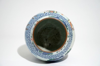 Een Chinese olijfvormige wucai vaas met figuren, 19e eeuw