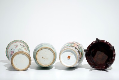 Drie diverse Chinese vazen en een ingelegde houten sokkel met droomsteen, 19e/20e eeuw