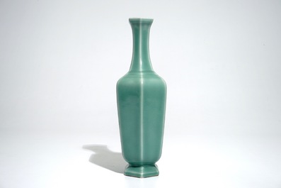 Een Chinese celadon vaas met kalligrafie en floraal decor, Qianlong merk, 19/20e eeuw