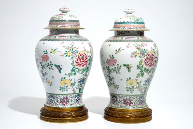 Une paire de vases couverts en porcelaine de Chine famille rose mont&eacute;e en bronze, Samson, Paris, 19&egrave;me