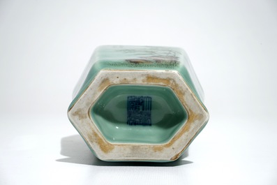 Een Chinese celadon vaas met kalligrafie en floraal decor, Qianlong merk, 19/20e eeuw