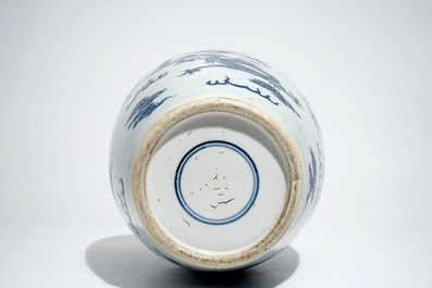Een Chinese blauwwitte vaas met draken, 19e eeuw