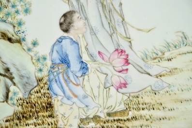 Une plaque en porcelaine de Chine qianjiang cai en cadre en bois incrust&eacute;, probablement de l&rsquo;atelier de Wang Qi, 20&egrave;me