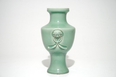 Een Chinese monochrome celadon vaas, Qianlong merk, 19/20e eeuw