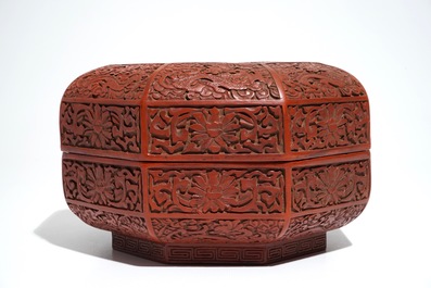 A Chinese octagonal cinnabar lacquer box and cover with dragons, Qianlong mark, 19/20th C.