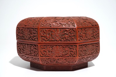 Een Chinese octagonale lakwerk dekseldoos met draken, Qianlong merk, 19/20e eeuw