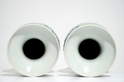 Une paire de vases en porcelaine de Chine &agrave; d&eacute;cor en bleu et blanc sur fond c&eacute;ladon, 19&egrave;me