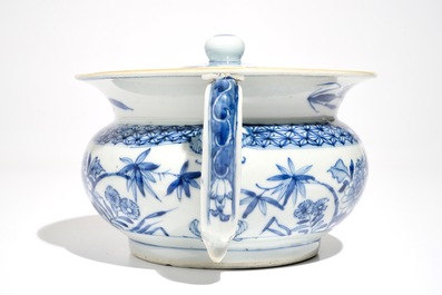 Un pot de chambre couvert en porcelaine de Chine bleu et blanc, Qianlong