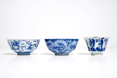 Three Chinese blue and white bowls with dragons and figures, 19th C.