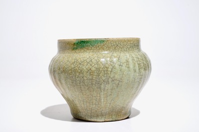 Een Chinese Longquan celadon pot met craquel&eacute; glazuur en twee schotels, Ming