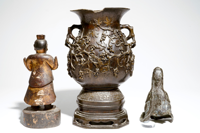 Een grote Chinese bronzen vaas op sokkel, een zittende bronzen guanyin en een vergulde houten figuur, Ming Dynastie