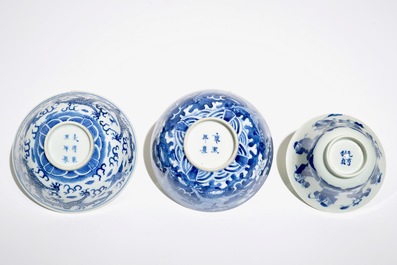 Trois bols en porcelaine de Chine bleu et blanc aux dragons et figures, 19&egrave;me