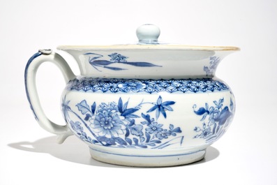 Un pot de chambre couvert en porcelaine de Chine bleu et blanc, Qianlong