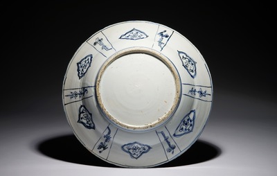 Een Chinese blauwwitte kraak porseleinen schotel met figurendecor, Wanli