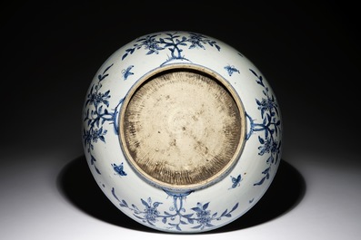 Un tr&egrave;s grand plat en porcelaine de Chine bleu et blanc &agrave; d&eacute;cor d'un dragon, Jiajing