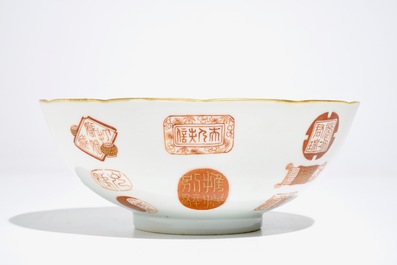 Een Chinese kom met ijzerrood en verguld decor van tao&iuml;stische symbolen en merken, Qianlong merk, 19/20e eeuw