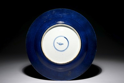 Un plat en porcelaine de Chine bleu poudr&eacute; et dor&eacute;, Kangxi