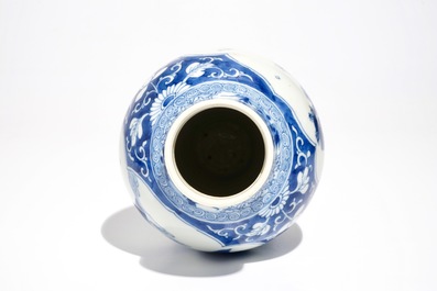 Un vase en porcelaine de Chine bleu et blanc aux cartouches de paysages, Kangxi