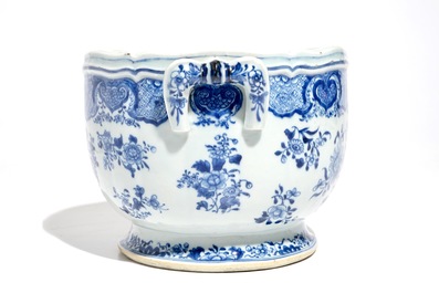 Un raffraichissoir en porcelaine de Chine bleu et blanc, Qianlong