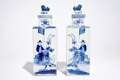 Une paire de vases de forme carr&eacute; en porcelaine de Chine bleu et blanc, marque de Kangxi, 19&egrave;me