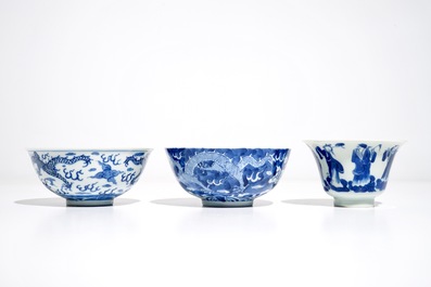 Trois bols en porcelaine de Chine bleu et blanc aux dragons et figures, 19&egrave;me