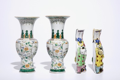 Une paire de vases &agrave; suspendre en porcelaine de Chine famille rose et une paire de vases yenyen famille verte, 18/19&egrave;me